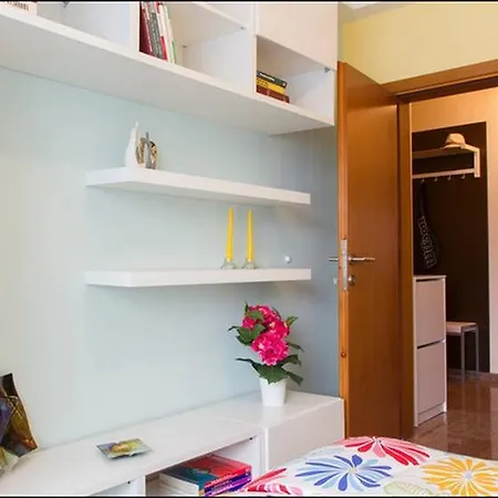 Stylish Near Center Apartment *